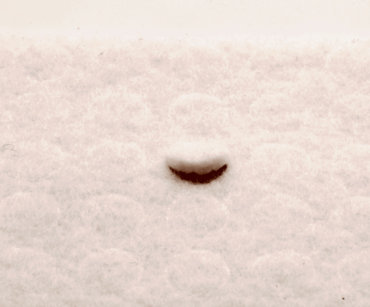 Möbeltass, 10 mm, vit, stansad, närbild